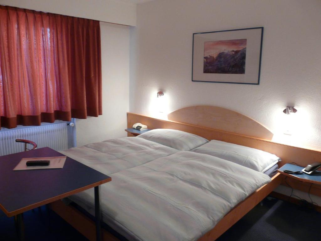 Hotel Garni Domino Саас-Фее Стая снимка